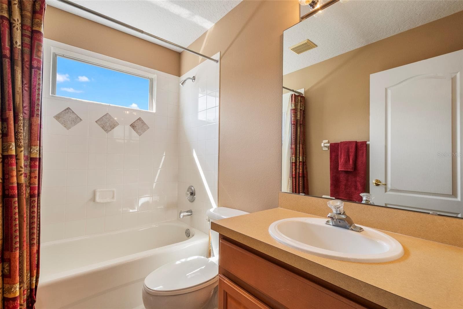 Bathroom 4 - Second Floor with Tub/Shower Combo - 2712 ALOMA OAKS DR, OVIEDO
