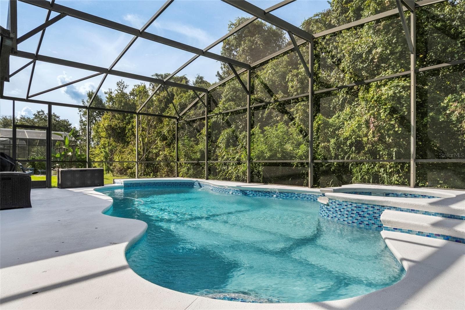 Newly Resurfaced Pool and Spa with water feature. - 2712 ALOMA OAKS DR, OVIEDO