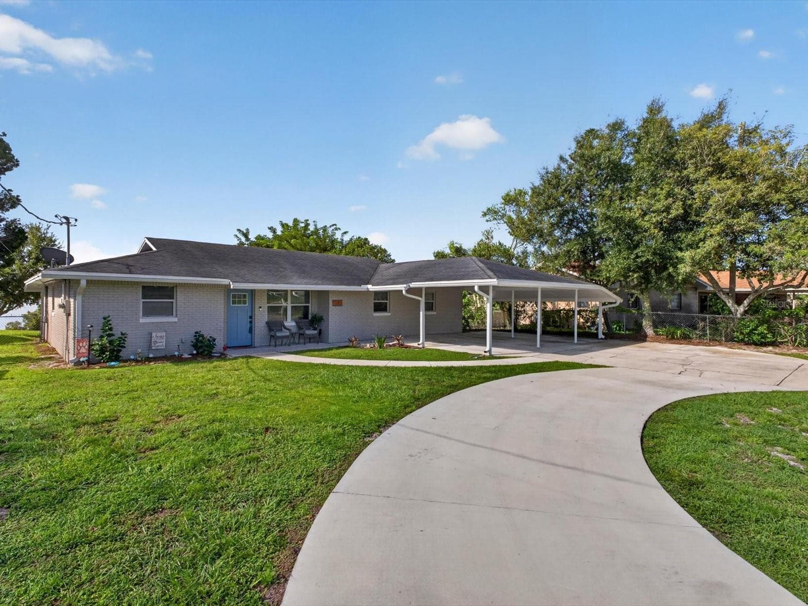 circle driveway - 1380 EAGLE AVE E, EAGLE LAKE
