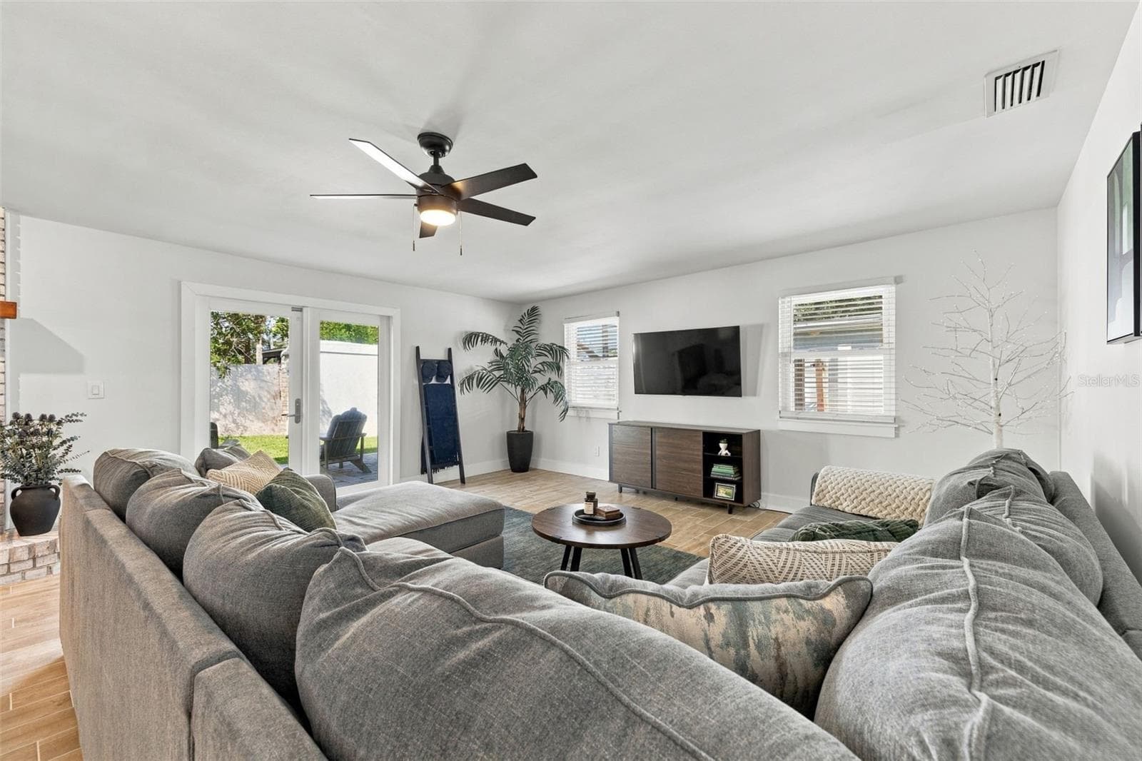 Family / Living Room - 4318 HELENA ST NE, ST PETERSBURG