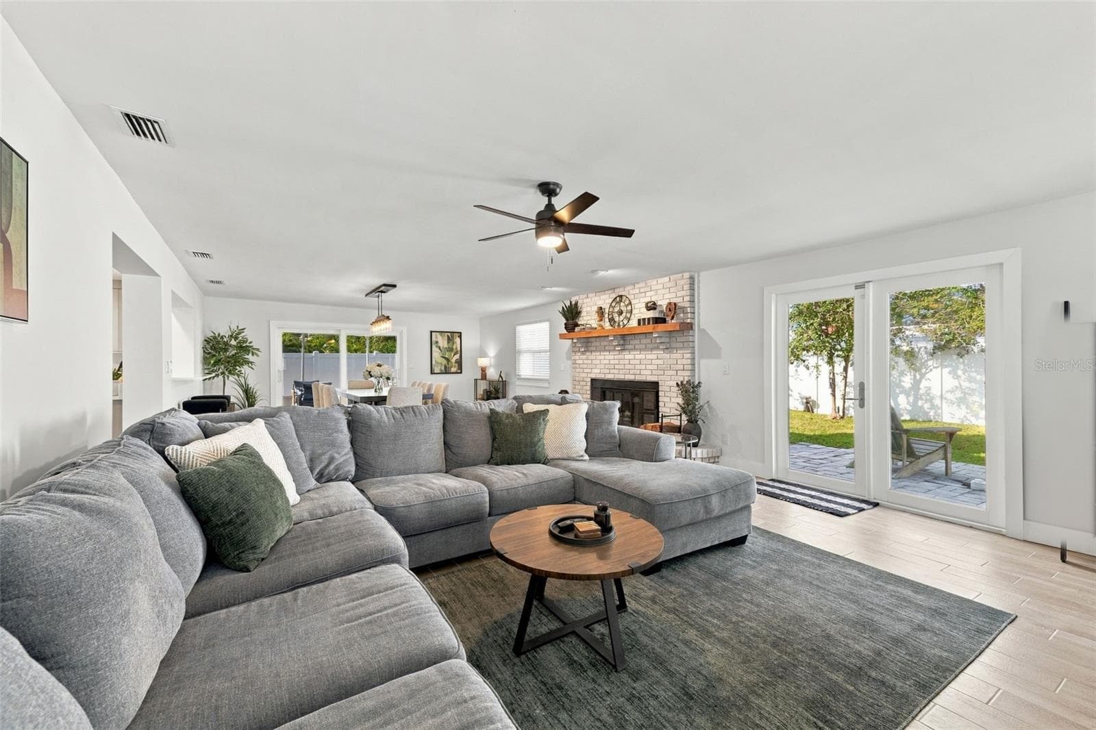 Family / Living Room - 4318 HELENA ST NE, ST PETERSBURG