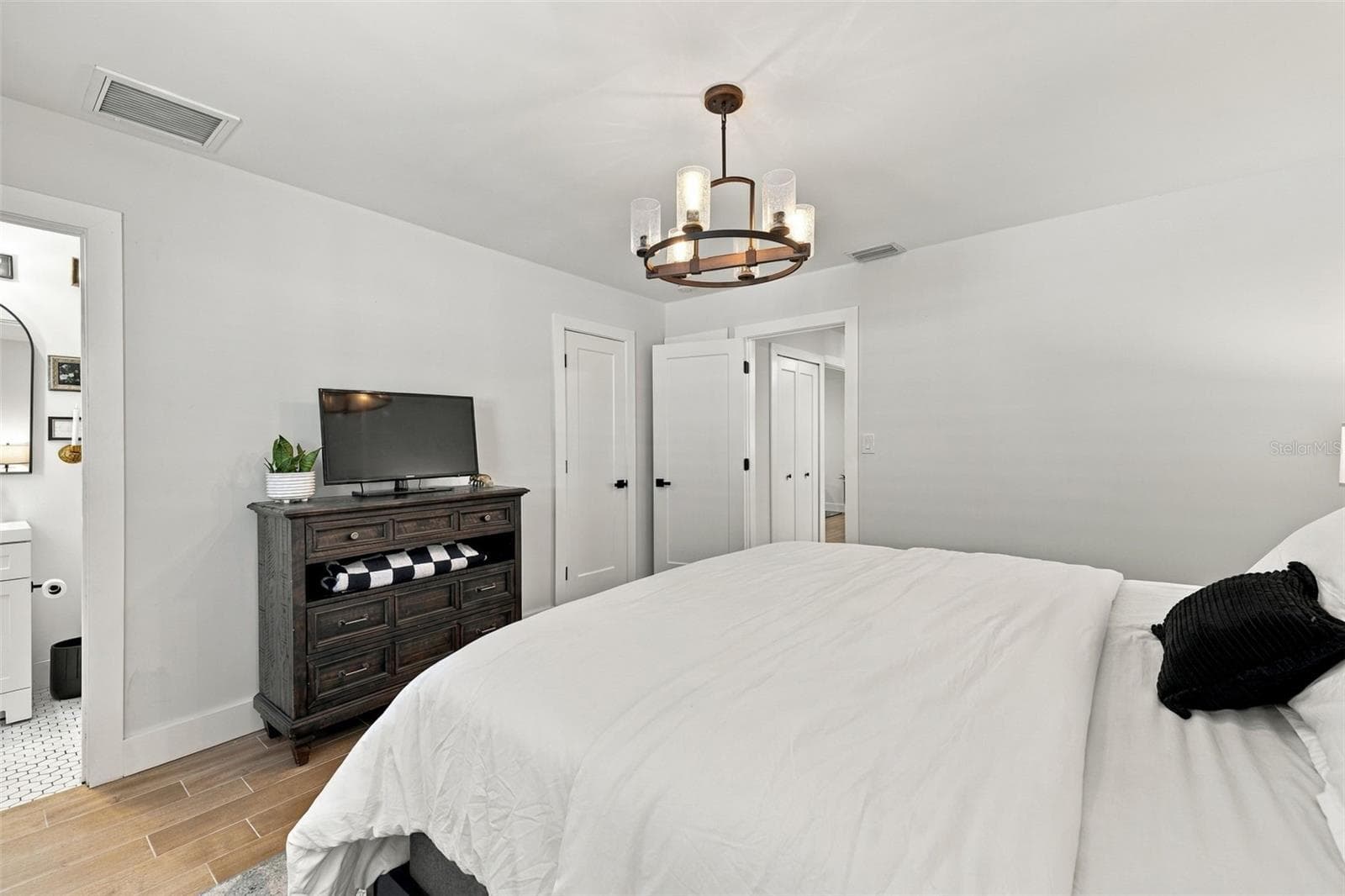 Primary Bedroom with Walk-In Closet and En-suite Bathroom - 4318 HELENA ST NE, ST PETERSBURG