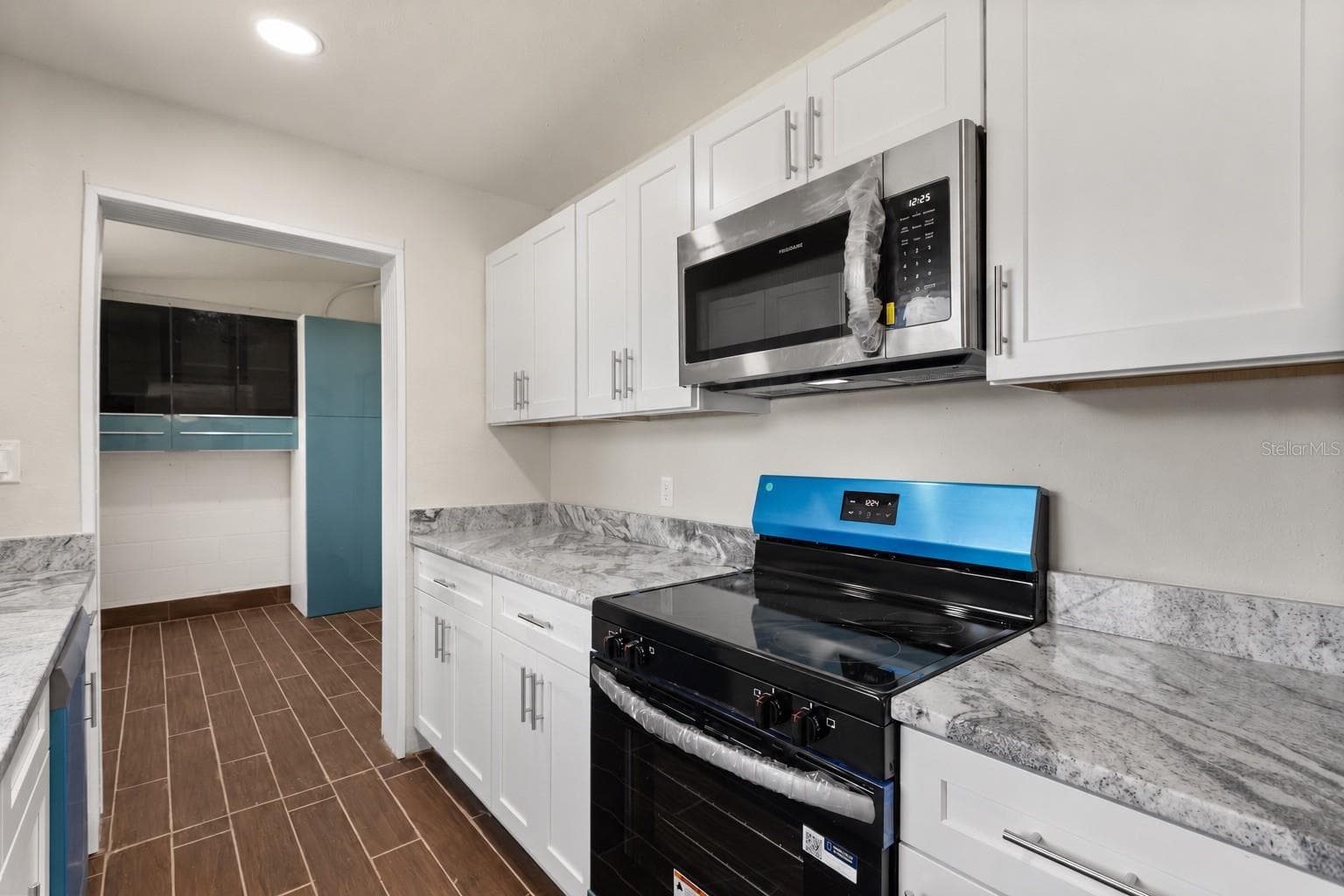 Upgraded kitchen with tons of counter space with access to laundry room - 601 RIDGEFIELD AVE, OCOEE