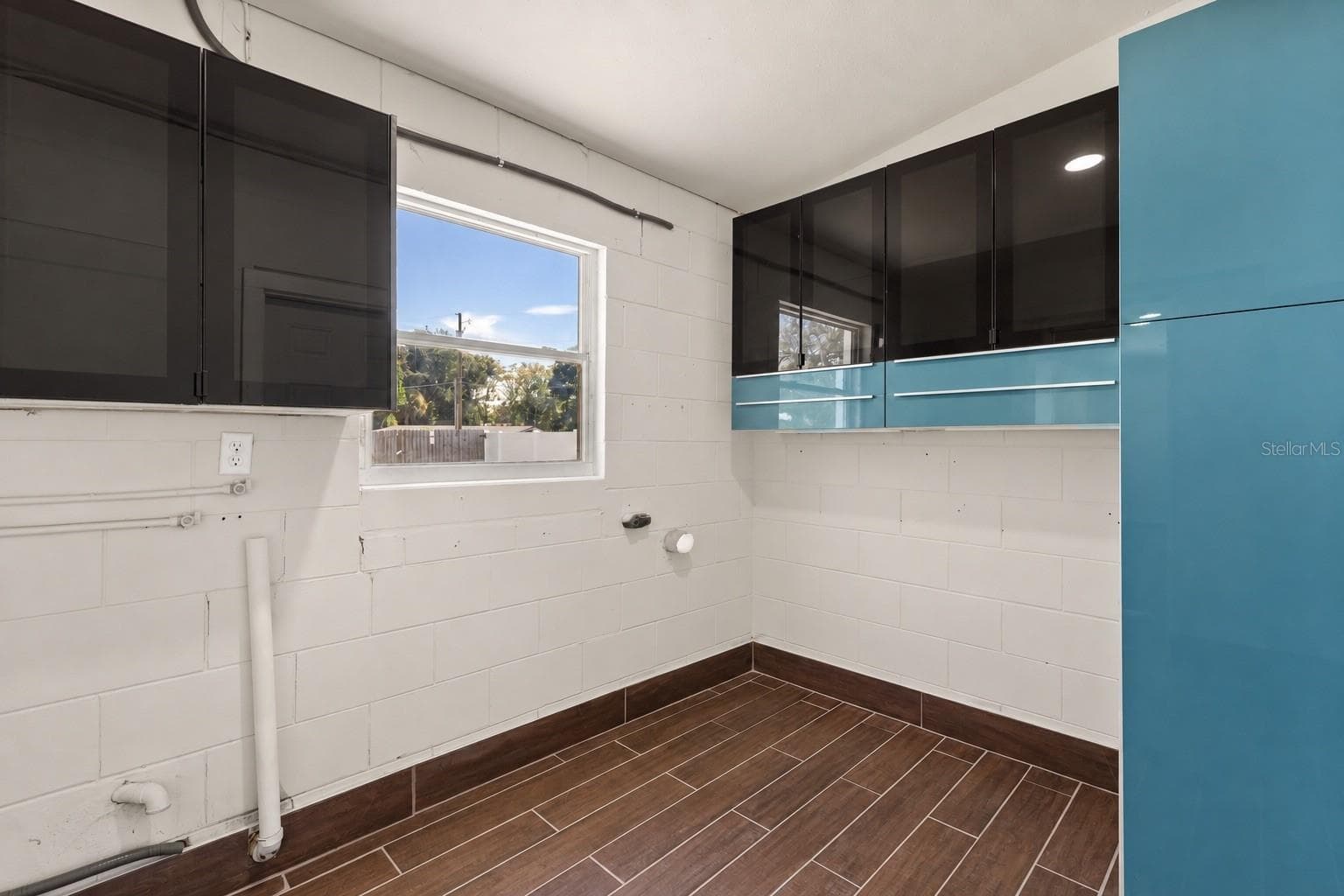 Laundry room connected to kitchen - 601 RIDGEFIELD AVE, OCOEE