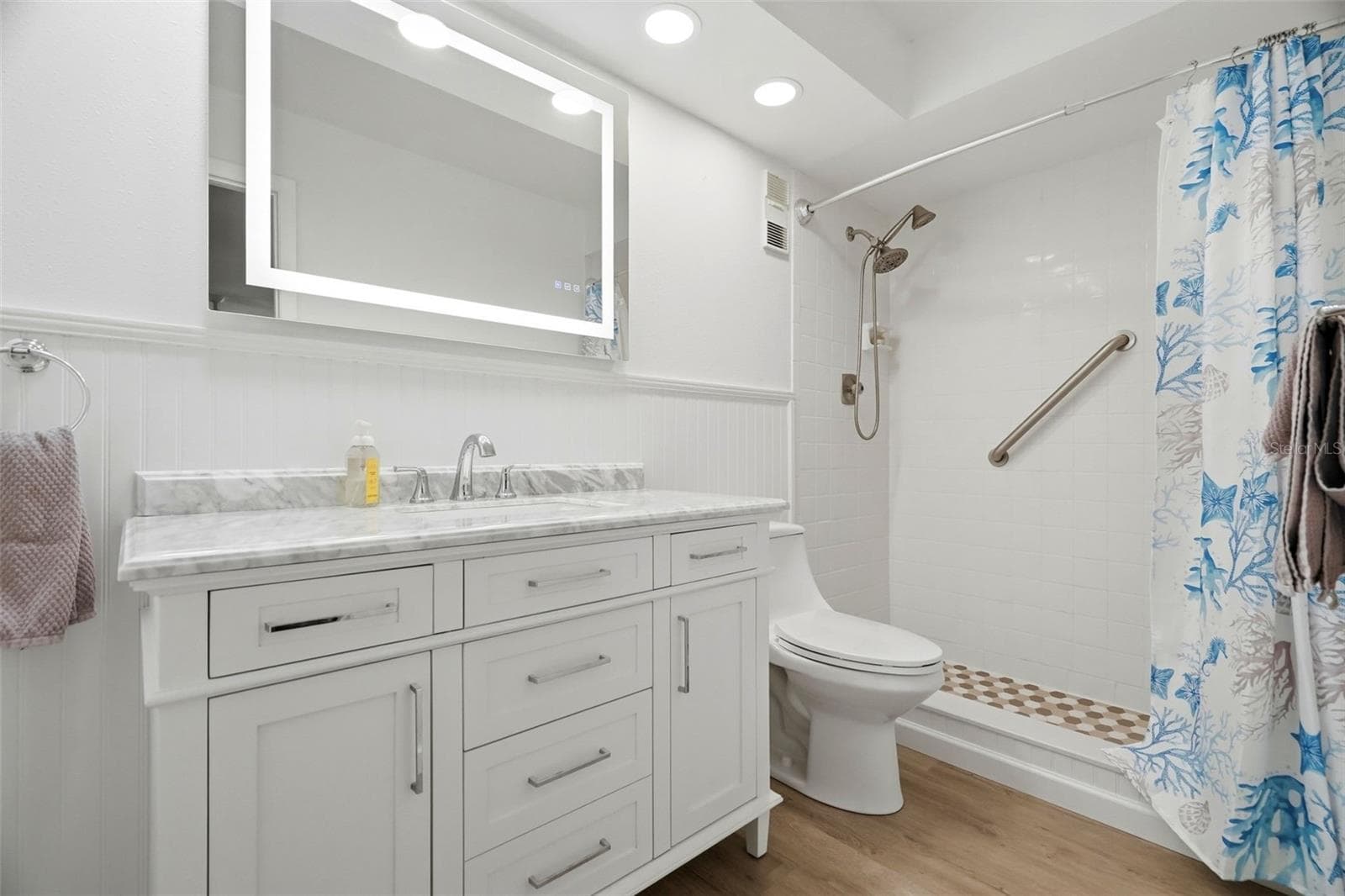 Walk In Shower - 2700 NEBRASKA AVE #2-203, PALM HARBOR