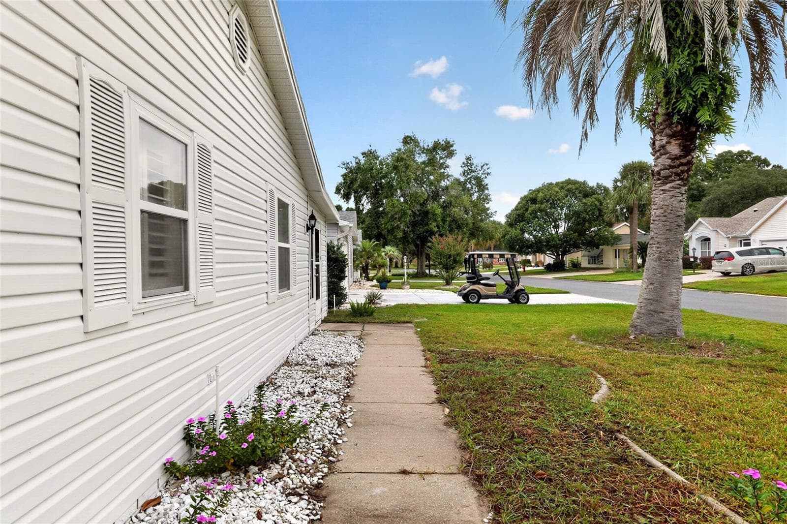 Side Walkway - 1124 DEL TORO DR, LADY LAKE