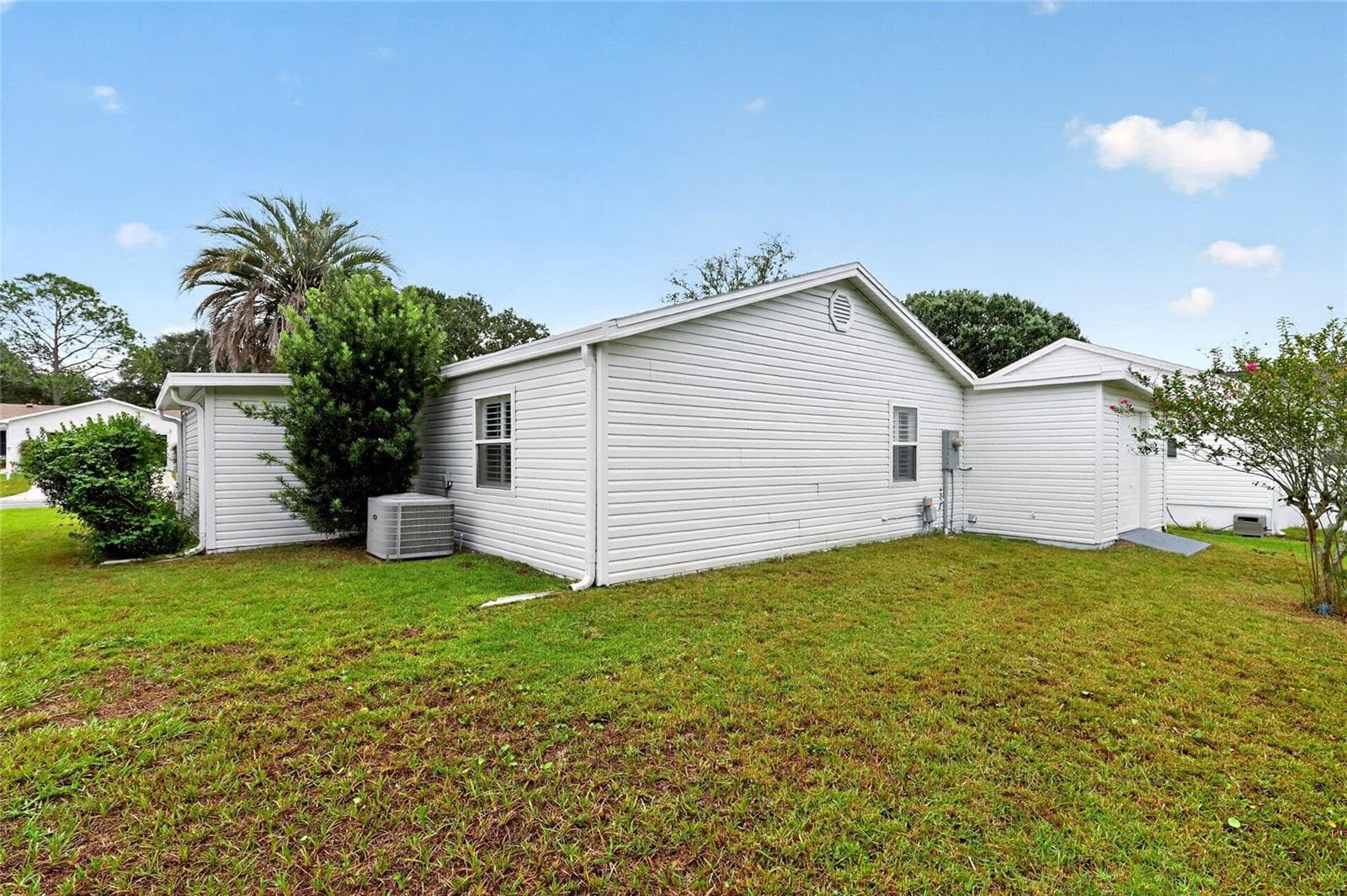 Rear Exterior - 1124 DEL TORO DR, LADY LAKE