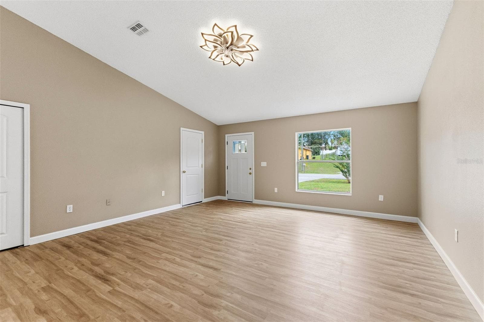 Single Family Residence at 13393 TWIN LAKE AVE, SPRING HILL, photo 9 of 49