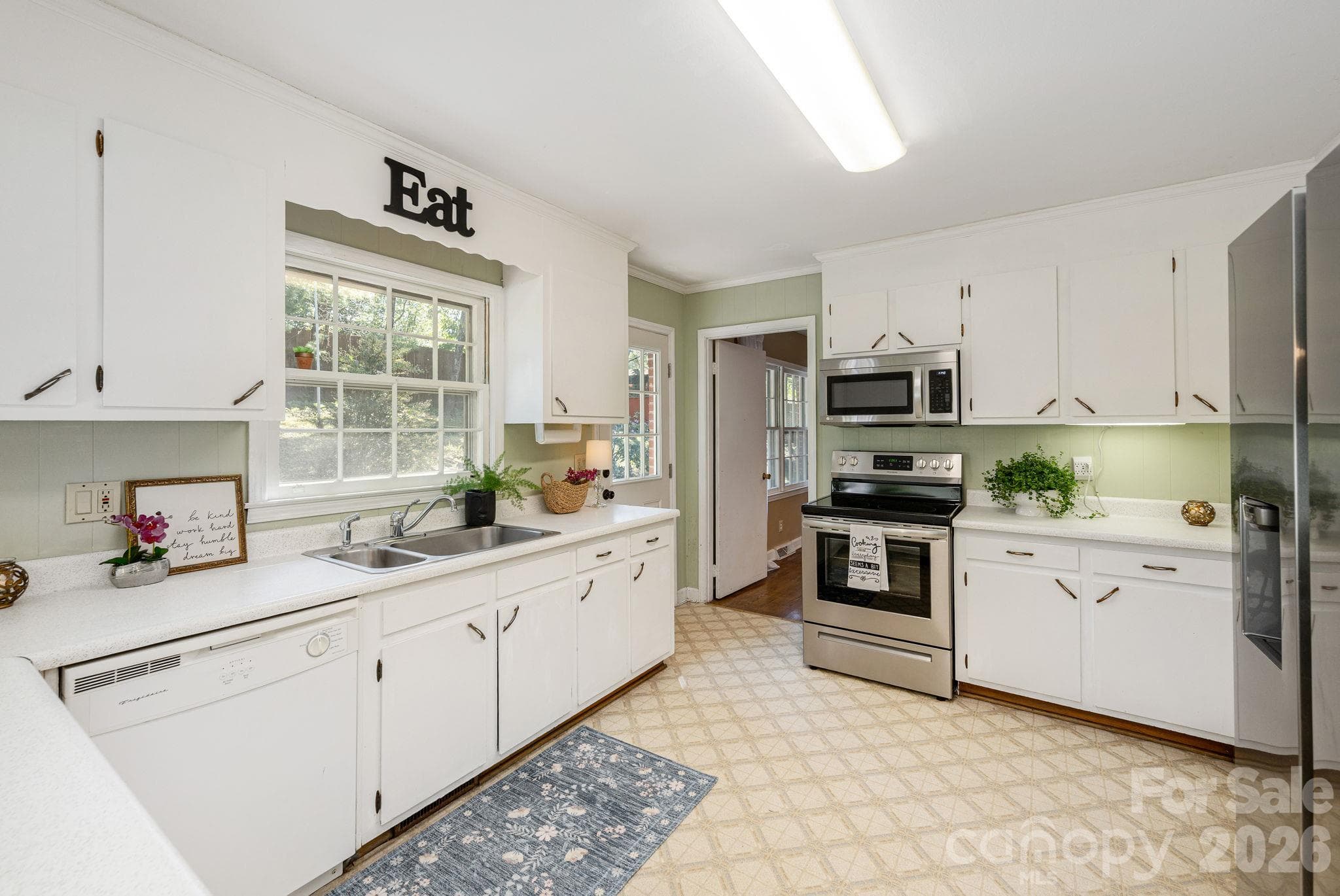 Large kitchen with adjoining breakfast area - 224 Lyndale Road, Hendersonville