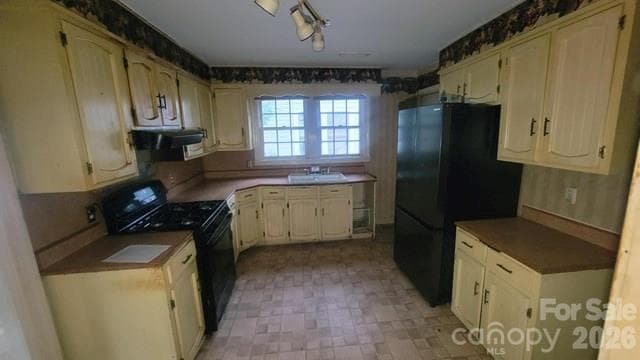 Single Family Residence at 910 W Mauney Avenue, Gastonia, photo 3 of 21