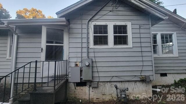 Single Family Residence at 910 W Mauney Avenue, Gastonia, photo 15 of 21