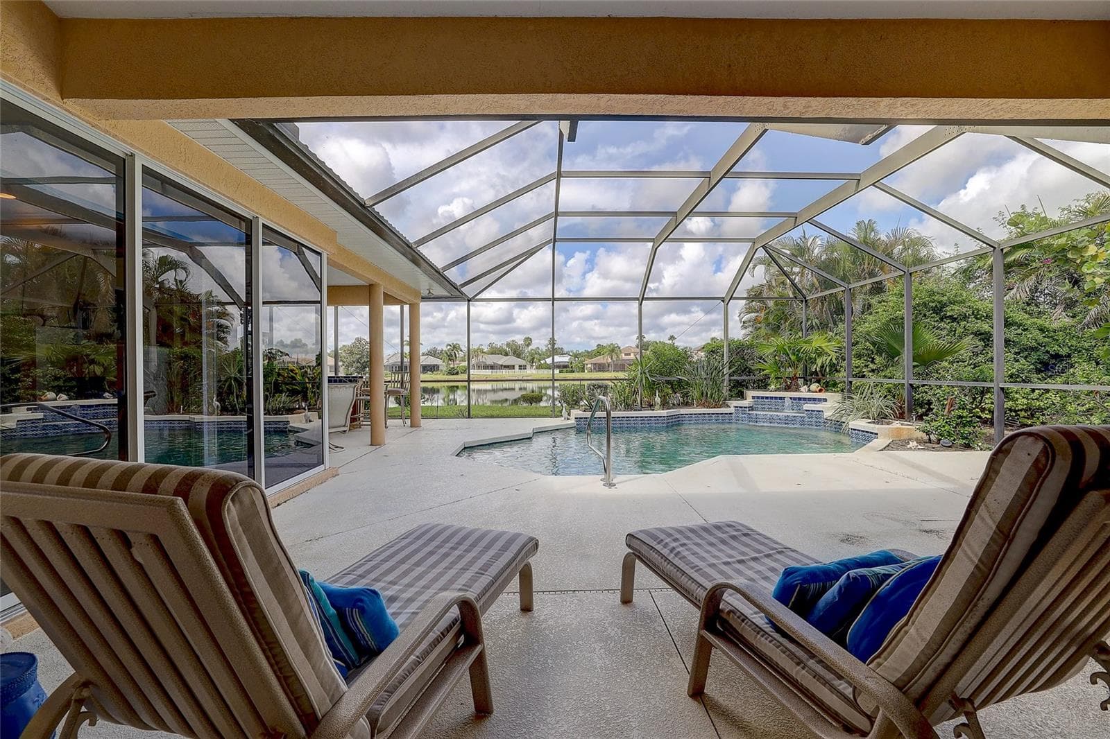 Single Family Residence at 12306 GREENBRIER WAY, LAKEWOOD RANCH, photo 3 of 55