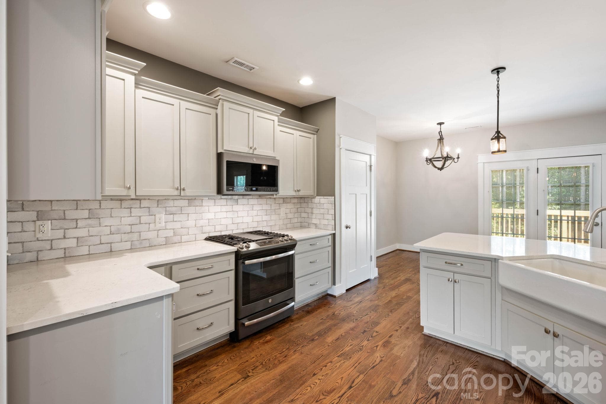 Kitchen main level - 607 Zelkova Street, York