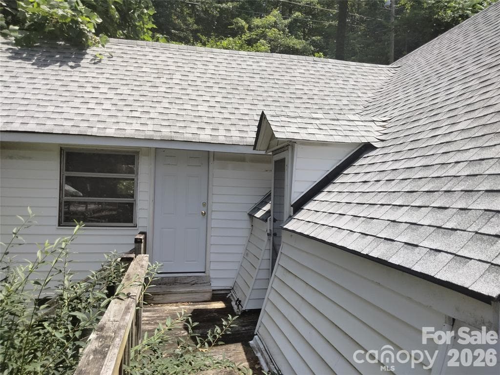 Single Family Residence at 127 Rock Crest Cove, Lake Lure, photo 5 of 14