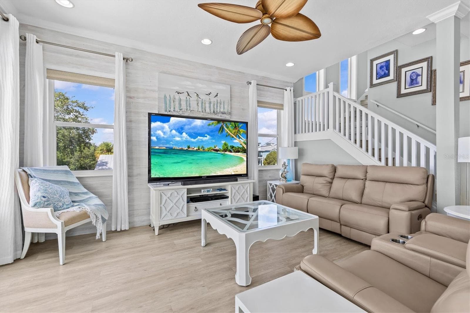 Living Room with Crown Molding & Remote - 4030 GULF COAST DR, HERNANDO BEACH
