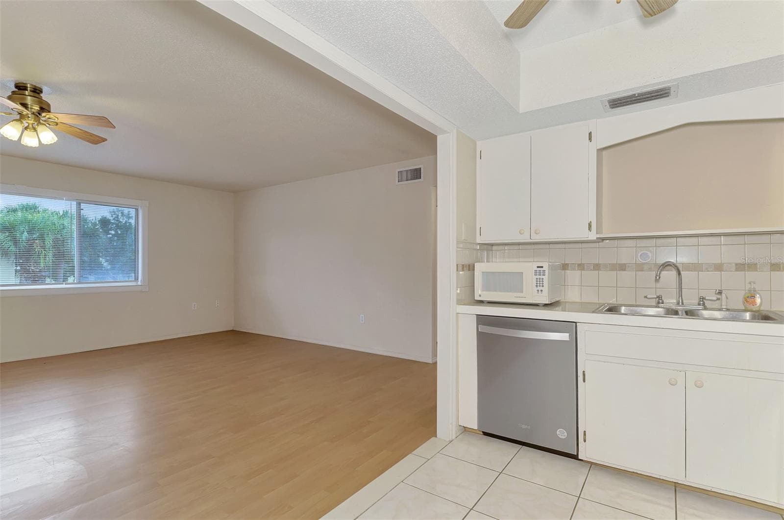 Condominium at 360 BASE AVE E #424, VENICE, photo 16 of 31