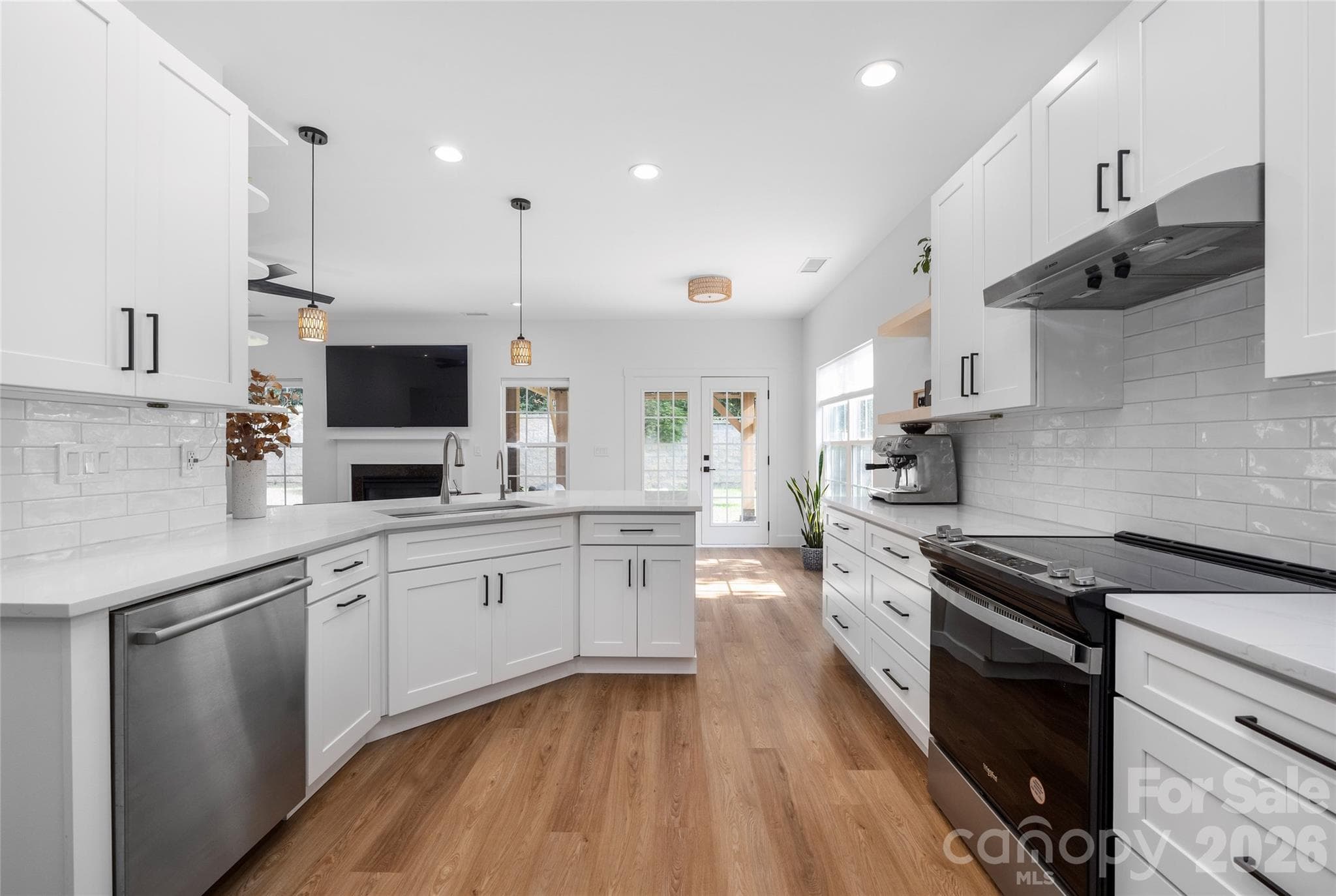 Single Family Residence at 20315 Southshore Drive, Cornelius, photo 10 of 48