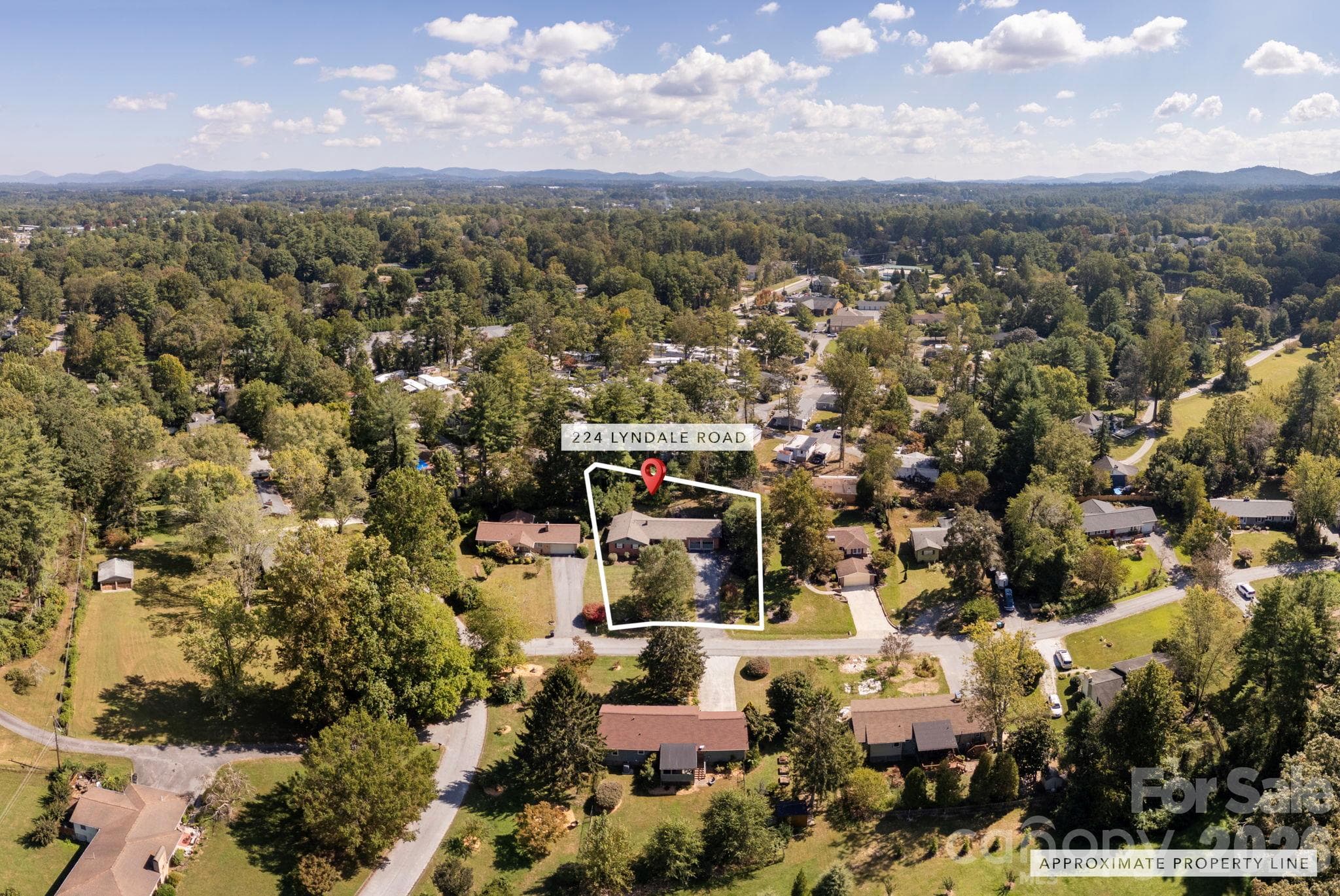 Quiet neighborhood but close to everything! - 224 Lyndale Road, Hendersonville