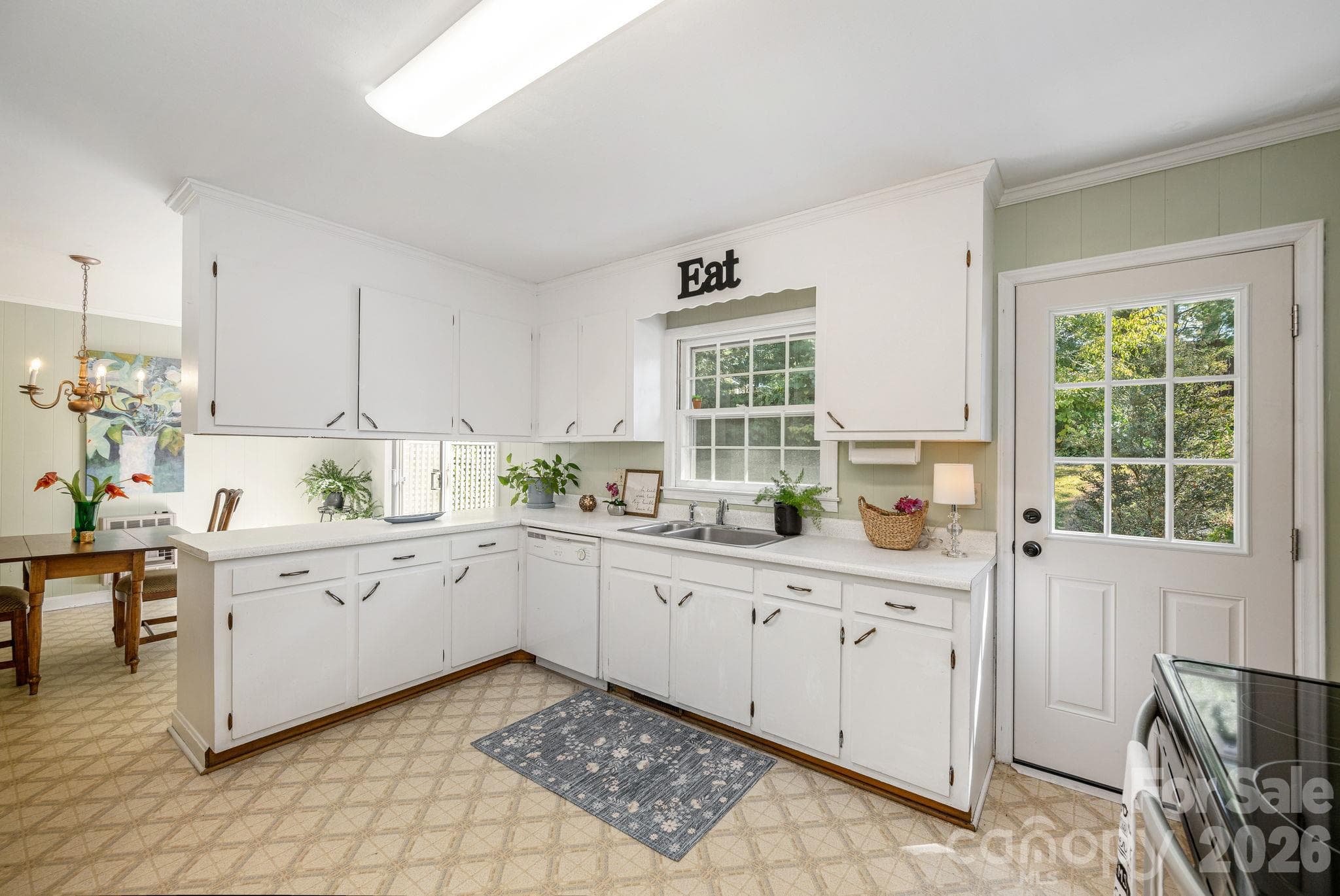 Kitchen and breakfast area - 224 Lyndale Road, Hendersonville