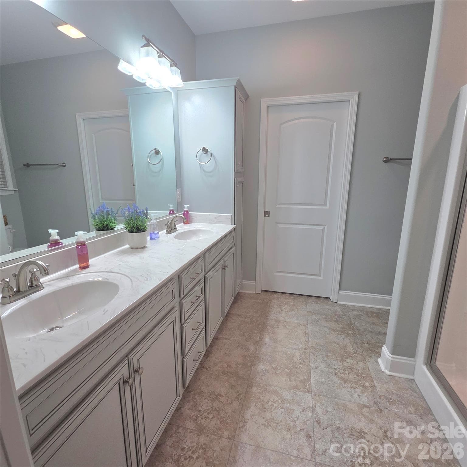 Double vanity en suite bathroom - 101 Parkview Drive, Yadkinville