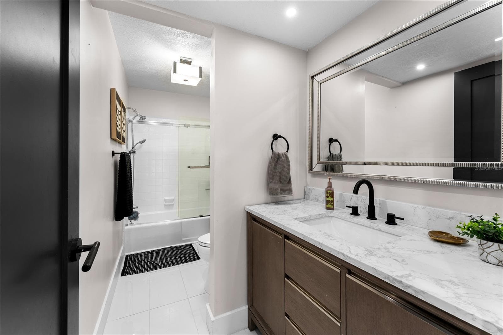 Hall Bathroom for Bedrooms 2 & 3 - 4785 BUTTERFLY PL NE, ST PETERSBURG