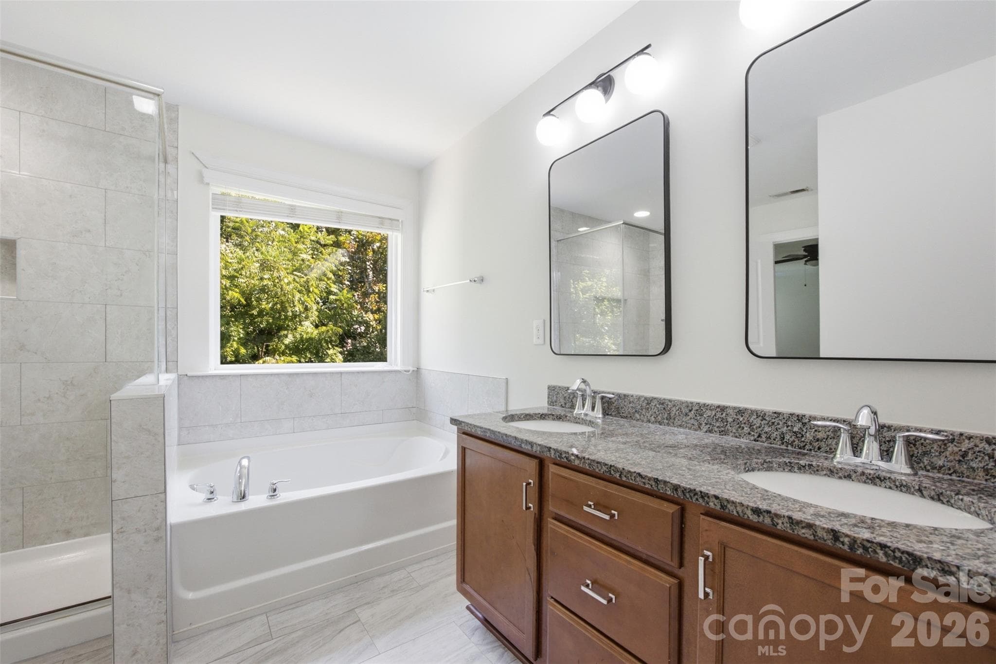 Dual vanities and soaking tub - 423 Fischer Road, Fort Mill