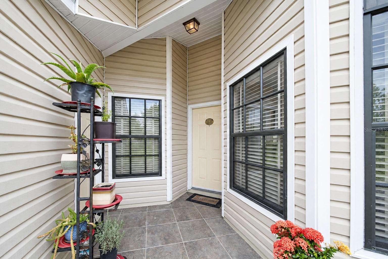 entry-porch - 136 JUNIPER WAY, TAVARES