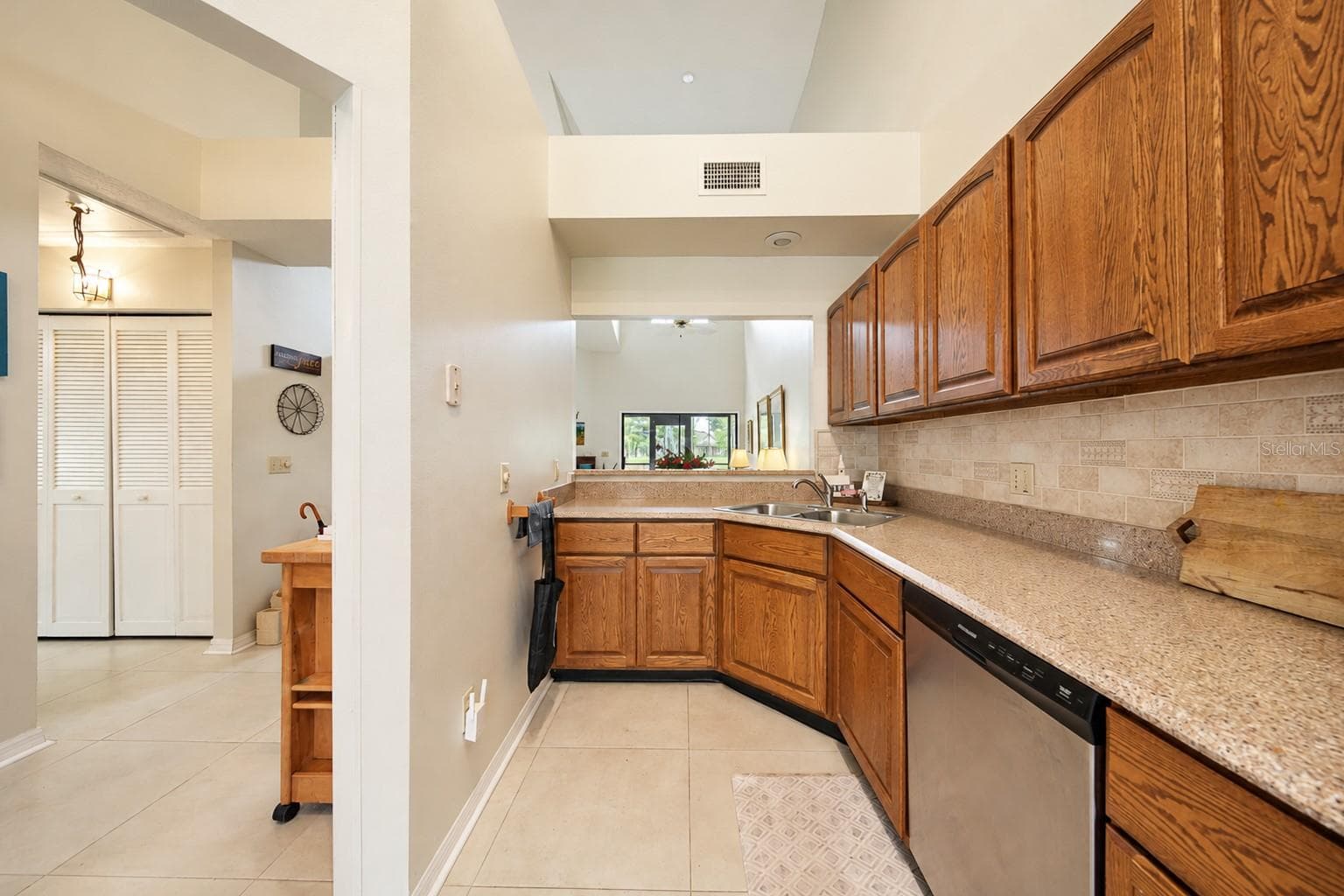 kitchen-counter - 136 JUNIPER WAY, TAVARES