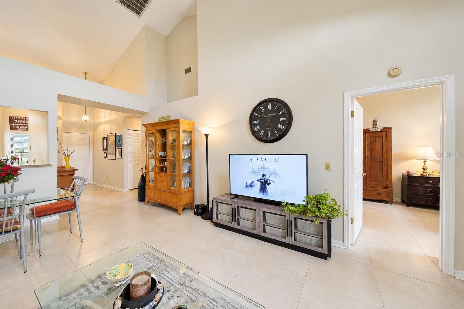 living-tv-wall - 136 JUNIPER WAY, TAVARES