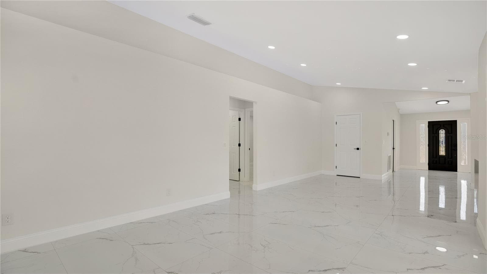 Entry foyer with tile flooring - 2685 GROVELAND AVE, DELTONA