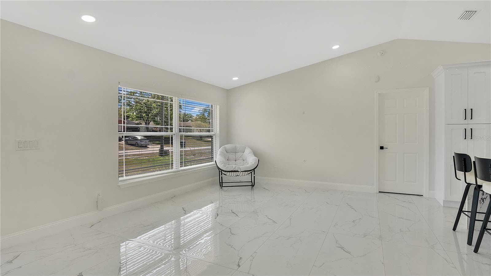 Living area with natural light - 2685 GROVELAND AVE, DELTONA