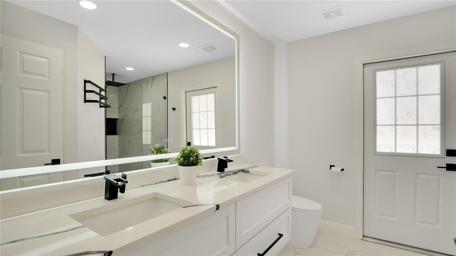 Primary bath with double vanity - 2685 GROVELAND AVE, DELTONA