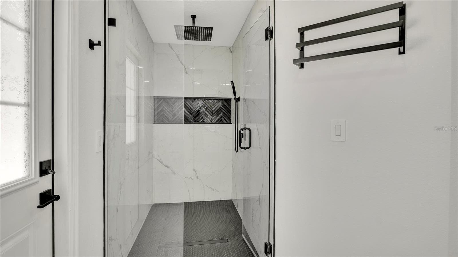 Primary bath with tiled walk-in shower - 2685 GROVELAND AVE, DELTONA
