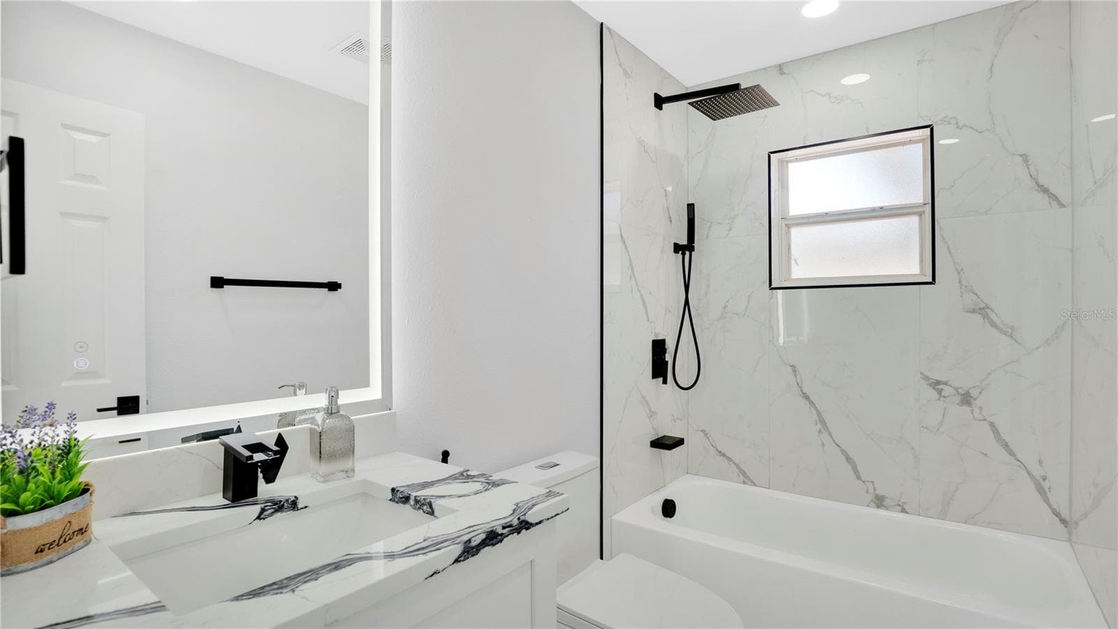 Second full bath - 2685 GROVELAND AVE, DELTONA