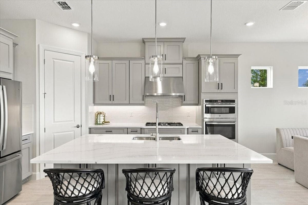 Kitchen with Built in Appliances! - 13705 IONA AVE, PALMETTO