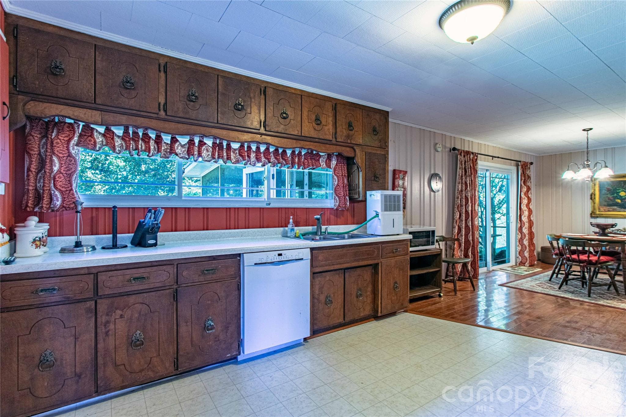 kitchen with big window looking out to the backyard - 2586 Kim Miller Road, Lake Toxaway