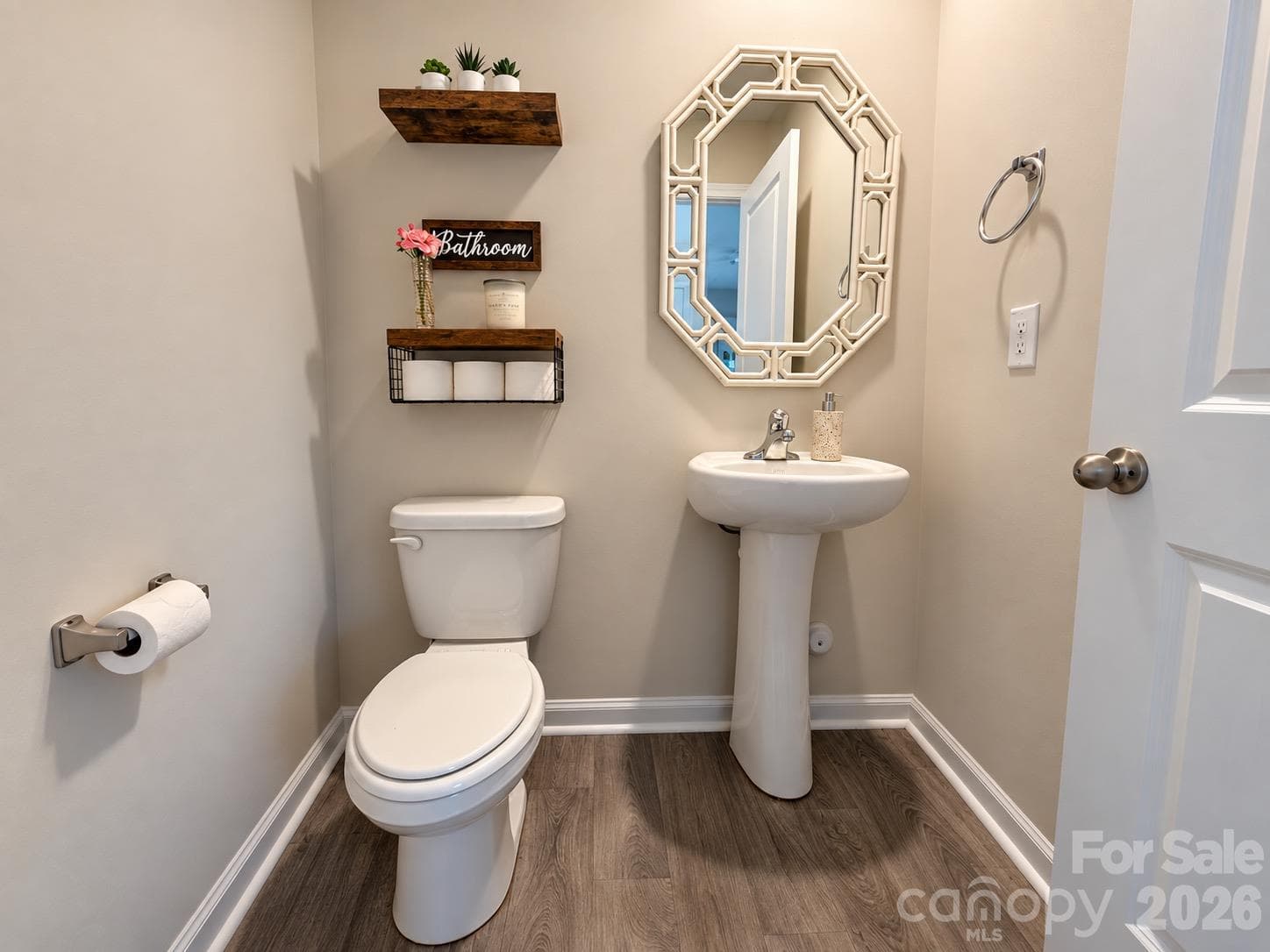 Single Family Residence at 722 Hickory Point Drive, Lexington, photo 10 of 22