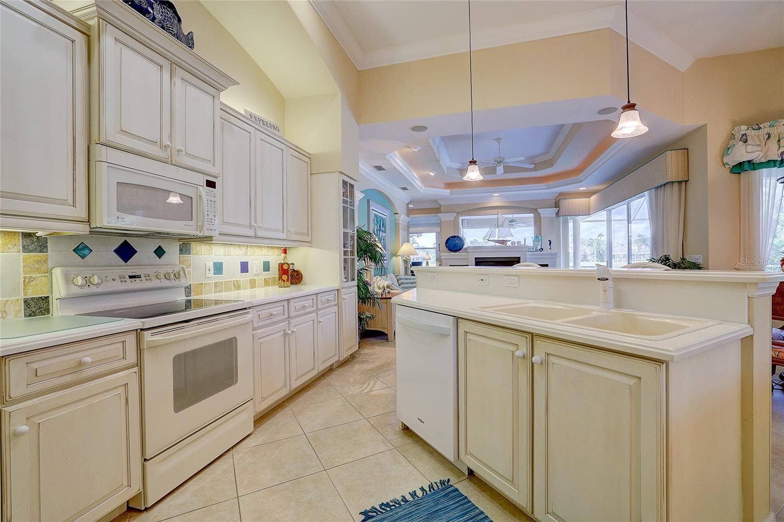 Single Family Residence at 12306 GREENBRIER WAY, LAKEWOOD RANCH, photo 13 of 55
