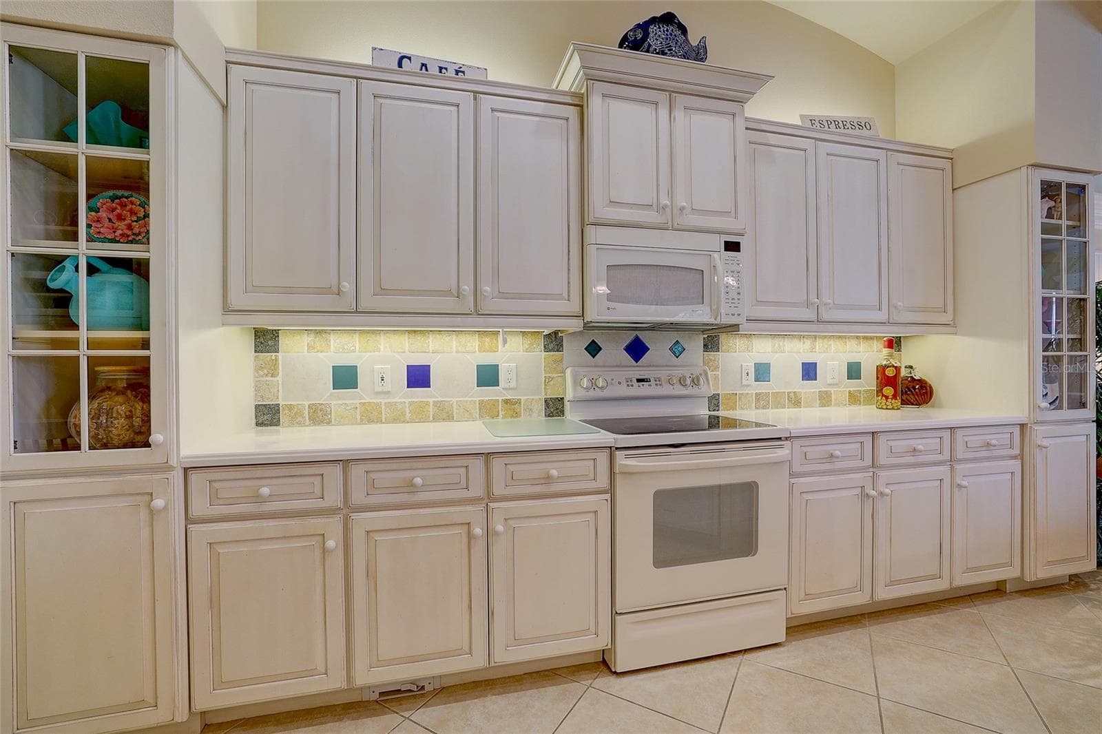 Single Family Residence at 12306 GREENBRIER WAY, LAKEWOOD RANCH, photo 14 of 55