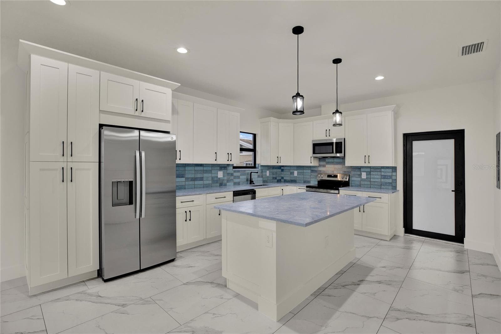Single Family Residence at 2725 W GREEN ST, TAMPA, photo 2 of 28