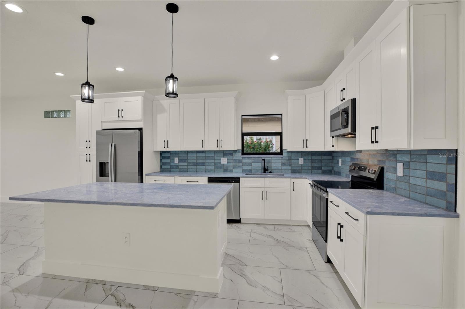 Single Family Residence at 2725 W GREEN ST, TAMPA, photo 3 of 28