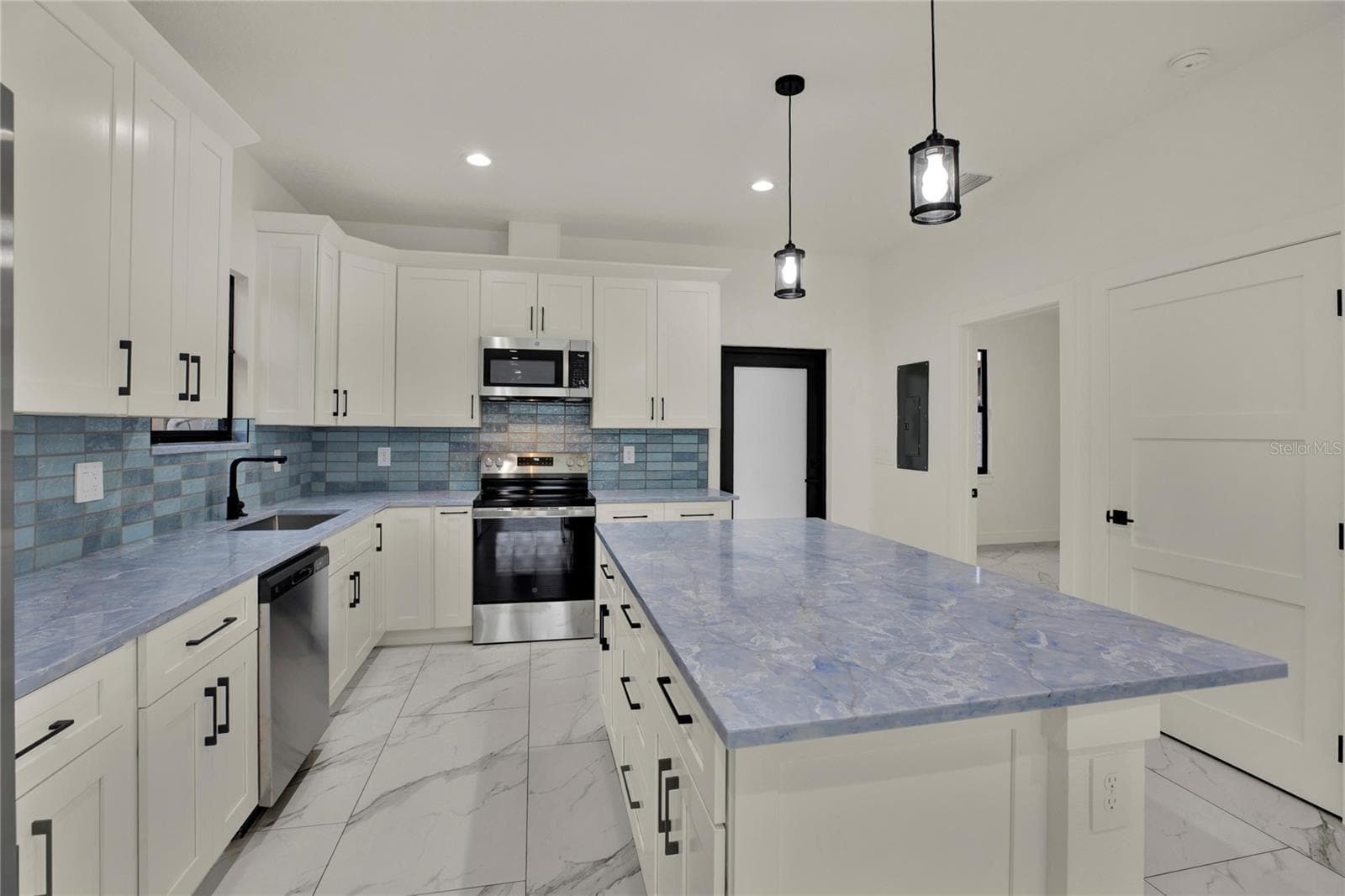 Single Family Residence at 2725 W GREEN ST, TAMPA, photo 5 of 28