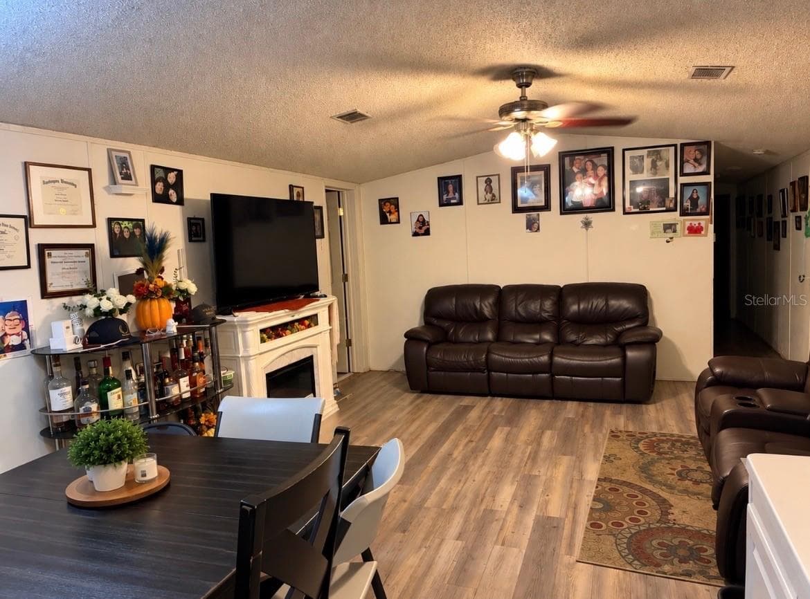 Manufactured Home at 11522 NORTH ST, GIBSONTON, photo 5 of 18