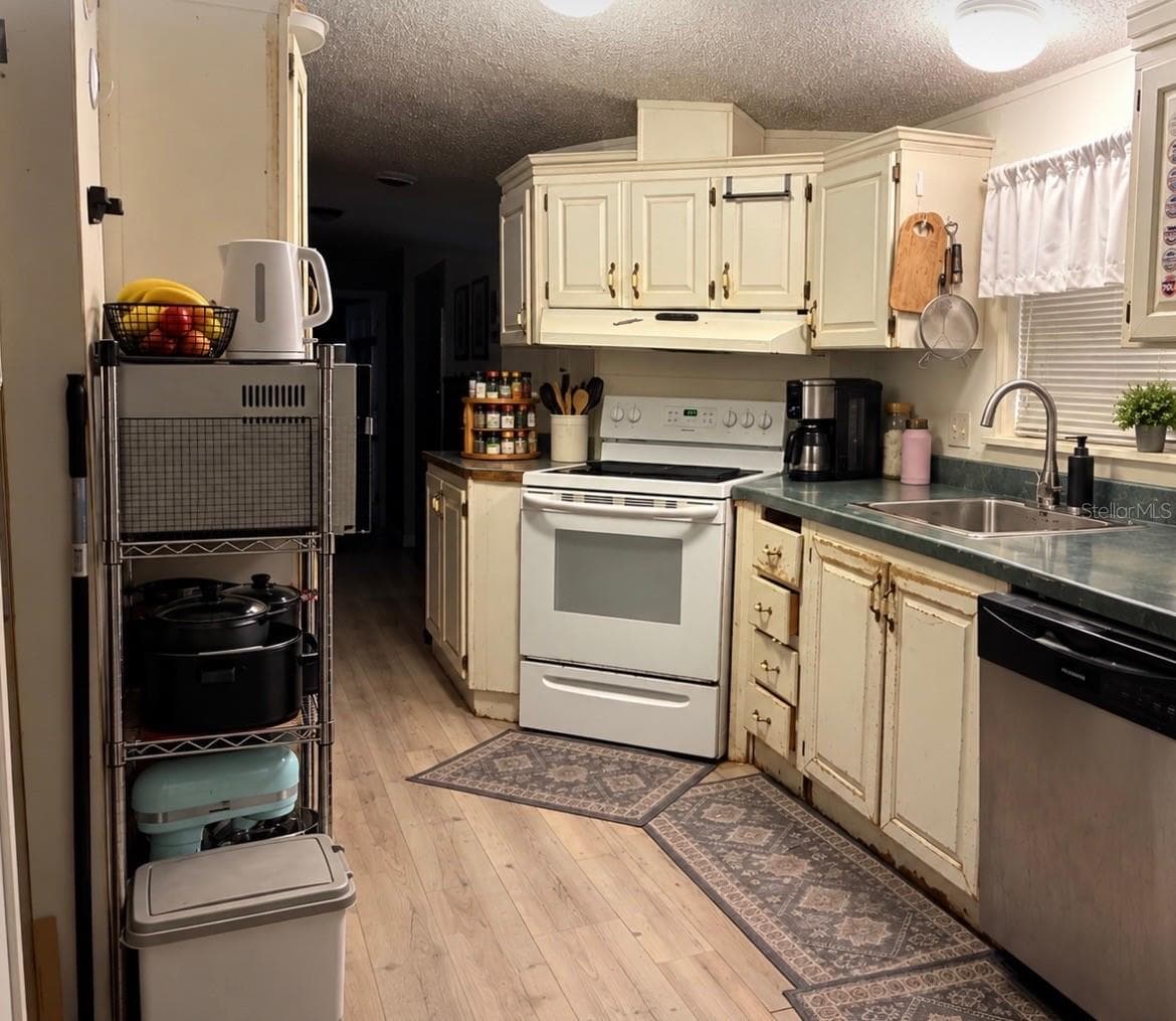 Manufactured Home at 11522 NORTH ST, GIBSONTON, photo 8 of 18