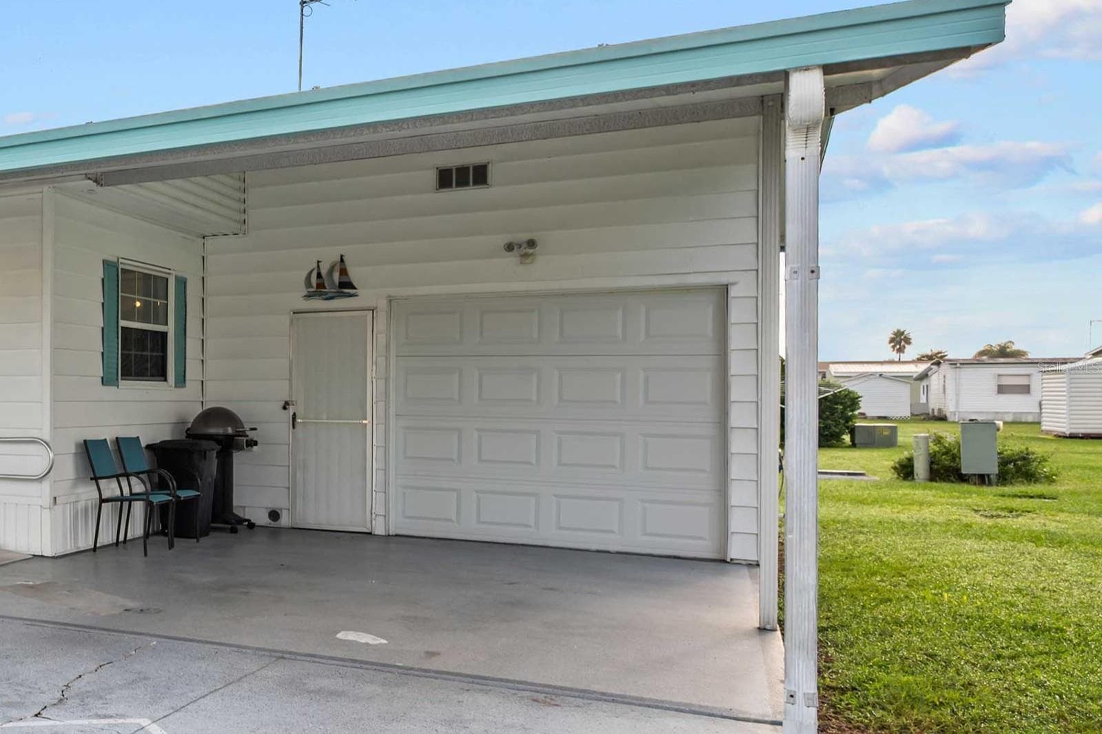 Golf cart garage and additional storage. - 5352 PLANT ST, ZEPHYRHILLS