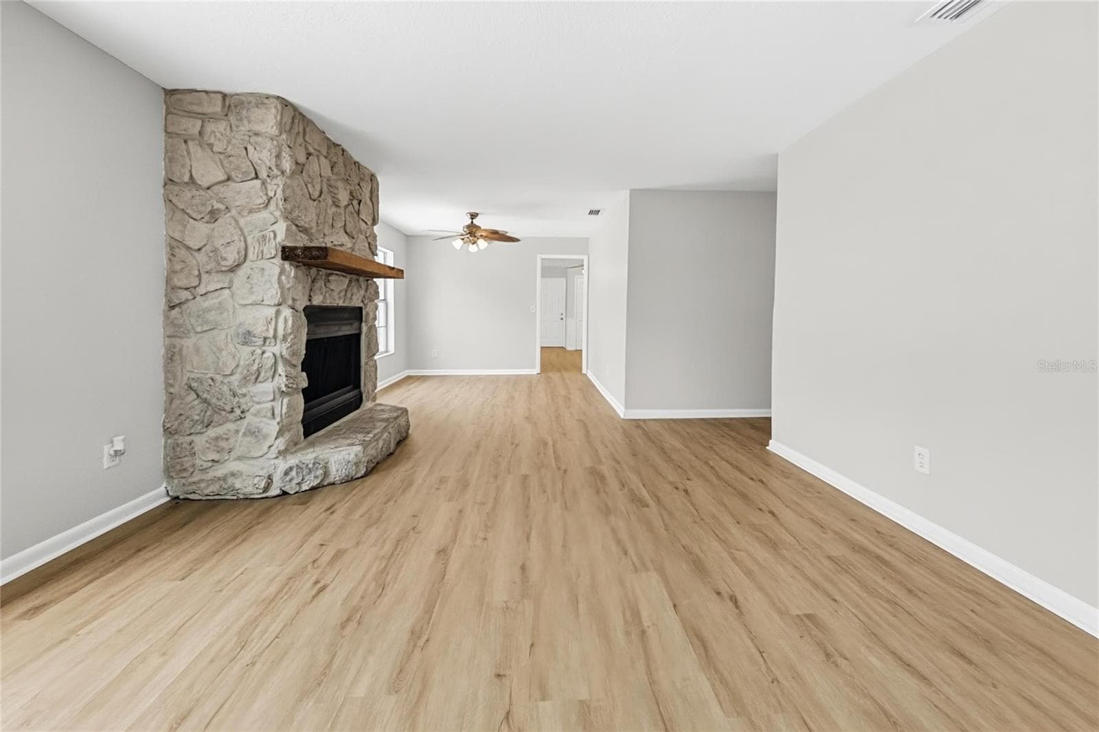 Single Family Residence at 1322 GLENGREEN LN, LAKELAND, photo 2 of 18
