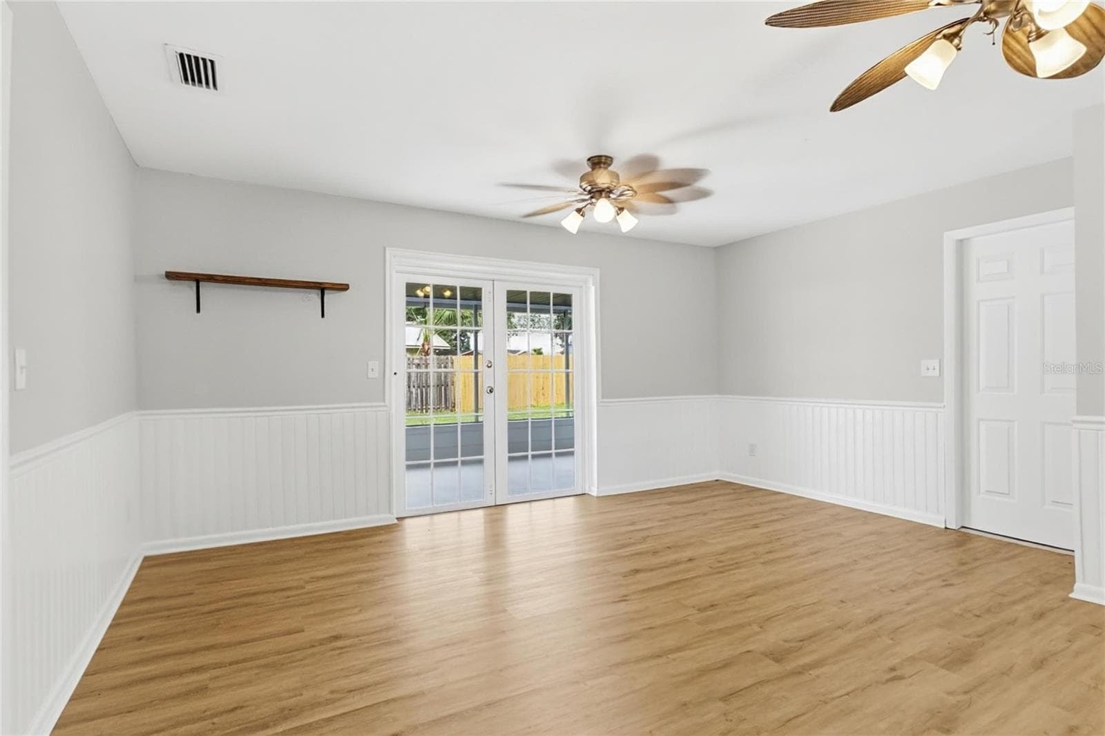 Single Family Residence at 1322 GLENGREEN LN, LAKELAND, photo 4 of 18