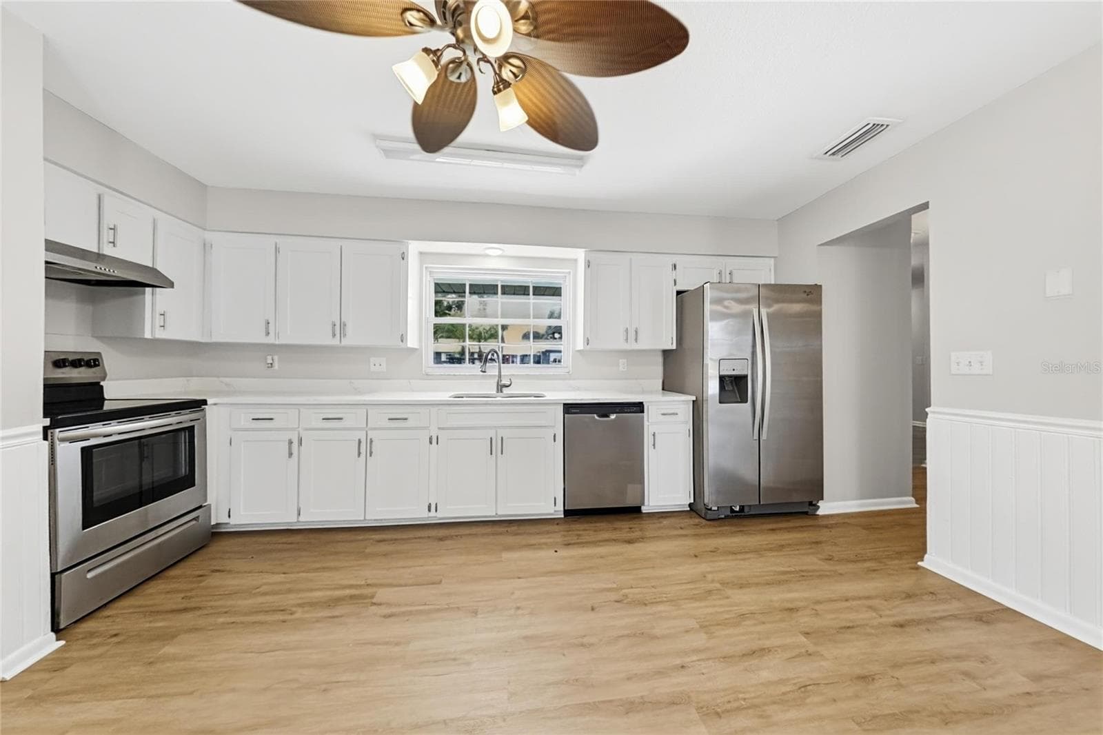 Single Family Residence at 1322 GLENGREEN LN, LAKELAND, photo 5 of 18