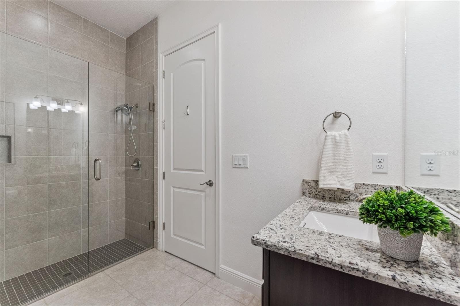 Single Family Residence at 13169 BROMBOROUGH DR, ORLANDO, photo 10 of 42