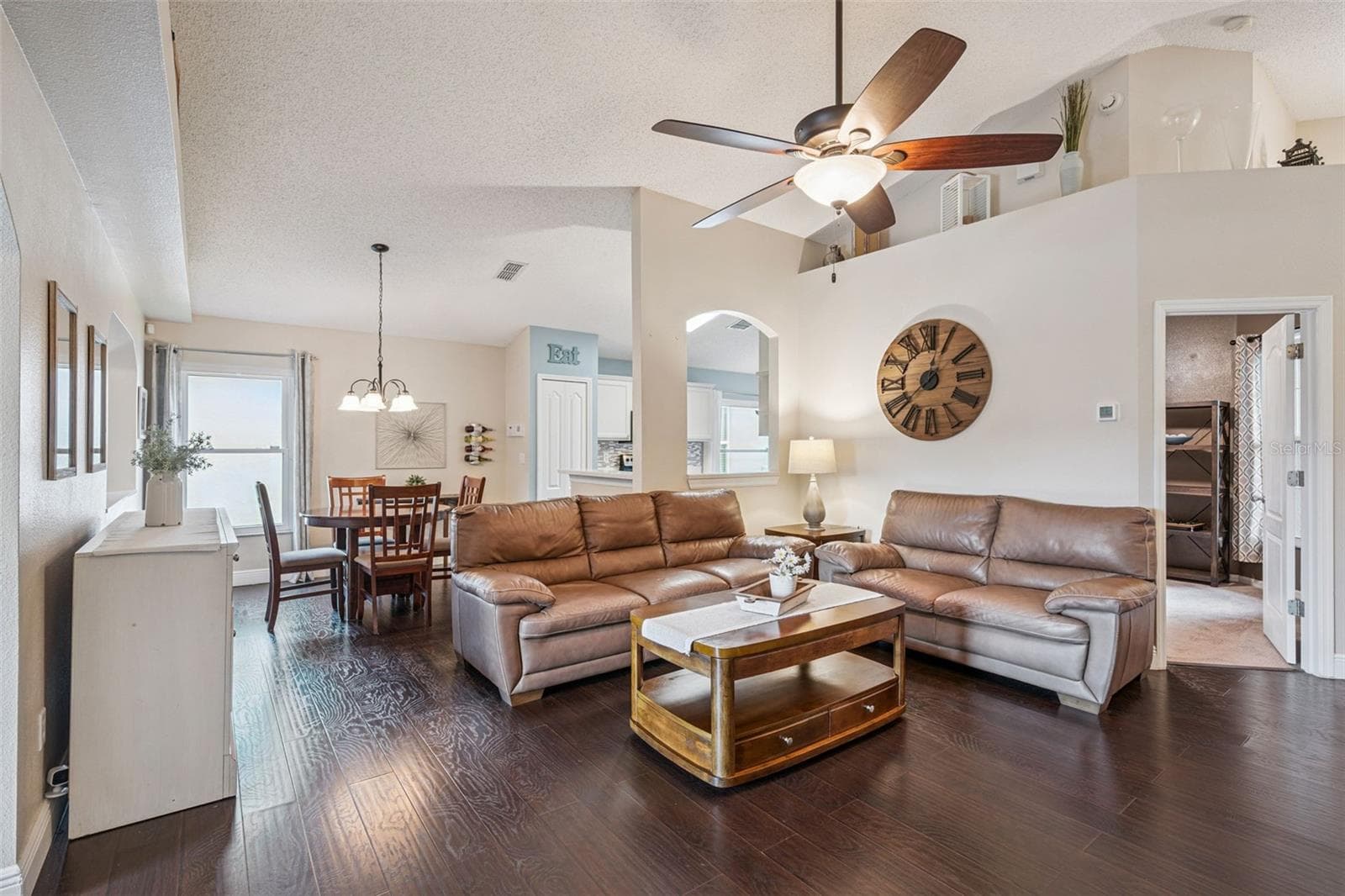 Single Family Residence at 2219 HILLSHIRE DR, ORLANDO, photo 3 of 29